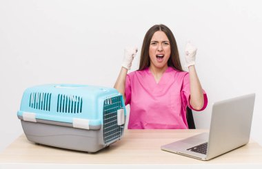 İspanyol güzel kadın sinirli bir ifadeyle agresif bir şekilde bağırıyor. Veterinerlik kavramı