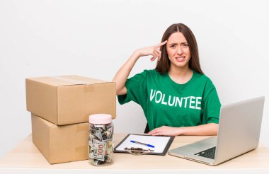 İspanyol güzel kadın kafası karışık ve şaşkın hissediyor, senin deli olduğunu gösteriyor. Bağış gönüllüsü