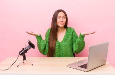 İspanyol güzel kadın şaşkın, şaşkın ve şüpheci hissediyor. Etkilendirici kavramı