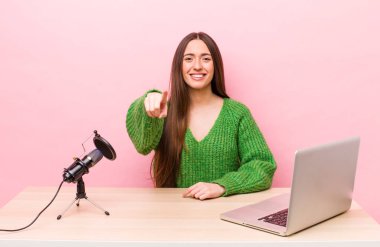 İspanyol asıllı güzel bir kadın kamerayı işaret ederek seni seçiyor. Etkilendirici kavramı