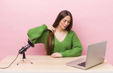 İspanyol güzel kadın stresli, endişeli, yorgun ve hayal kırıklığına uğramış hissediyor. Etkilendirici kavramı