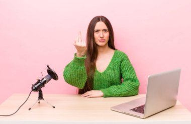 İspanyol güzel kadın kızgın, sinirli, asi ve agresif hissediyor. Etkilendirici kavramı