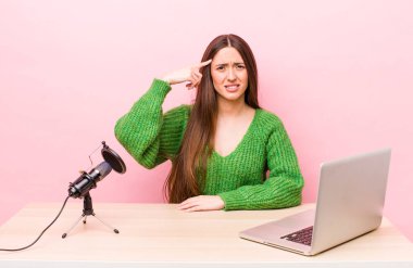 İspanyol güzel kadın kafası karışık ve şaşkın hissediyor, senin deli olduğunu gösteriyor. Etkilendirici kavramı