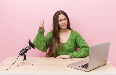 İspanyol güzel kadın kapiş ya da para hareketi yapıp sana ödemeni söylüyor. Etkilendirici kavramı