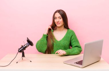 İspanyol güzeli kadın kibirli, başarılı, pozitif ve gururlu görünüyor. Etkilendirici kavramı