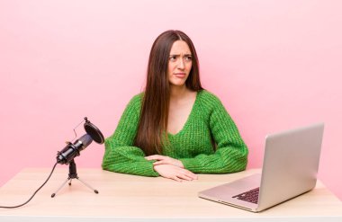 Hispanik güzel kadın üzgün, üzgün ya da kızgın hissediyor ve yana bakıyor. Etkilendirici kavramı