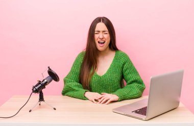 İspanyol güzel kadın agresif bir şekilde bağırıyor, çok kızgın görünüyor. Etkilendirici kavramı