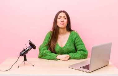 İspanyol güzel bir kadın üzgün ve mızmızlanıyor. Mutsuz bir bakışı var ve ağlıyor. Etkilendirici kavramı