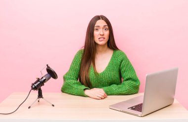 Şaşkın ve şaşkın görünen İspanyol güzel kadın. Etkilendirici kavramı