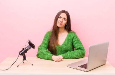 İspanyol güzel kadın şaşkın ve şaşkın hissediyor. Etkilendirici kavramı