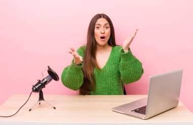 İspanyol güzel kadın son derece şaşırmış ve şok olmuş hissediyor. Etkilendirici kavramı