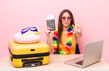 İspanyol güzel kadın ciddi görünüyor. Avuç içini gösteriyor. Durdurma hareketi yapıyor. Turizm ve seyahat kavramı