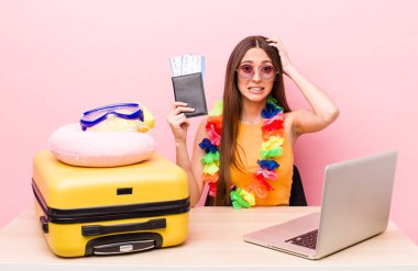 İspanyol güzel kadın kendini stresli, endişeli ya da korkmuş hissediyor, elleri başının üstünde. Turizm ve seyahat kavramı