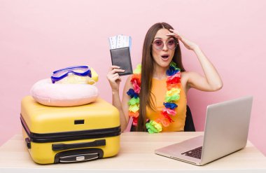 İspanyol güzel kadın mutlu, şaşkın ve şaşırmış görünüyor. Turizm ve seyahat kavramı