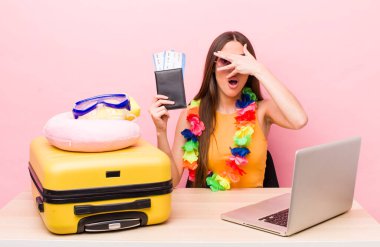 İspanyol güzel kadın şok olmuş, korkmuş ya da korkmuş görünüyor, yüzünü elleriyle kapatıyor. Turizm ve seyahat kavramı