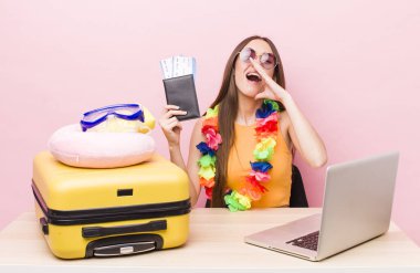 İspanyol güzel kadın kendini mutlu hissediyor, elleri ağzının kenarında bağırıyor. Turizm ve seyahat kavramı