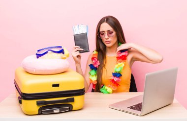 İspanyol güzel kadın stresli, endişeli, yorgun ve hayal kırıklığına uğramış hissediyor. Turizm ve seyahat kavramı