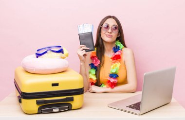 İspanyol güzel kadın omuz silkiyor, kafası karışık ve kararsız. Turizm ve seyahat kavramı