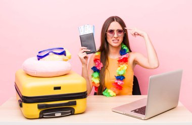 İspanyol güzel kadın kafası karışık ve şaşkın hissediyor, senin deli olduğunu gösteriyor. Turizm ve seyahat kavramı