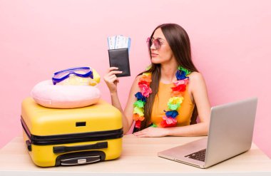 Profil görünümlü İspanyol güzel kadın hayal mi kuruyor, hayal mi kuruyor, hayal mi kuruyor? Turizm ve seyahat kavramı