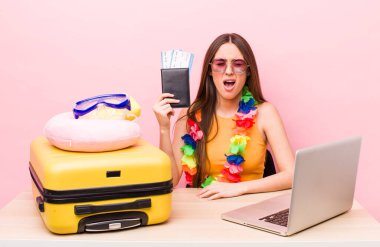 İspanyol güzel kadın agresif bir şekilde bağırıyor, çok kızgın görünüyor. Turizm ve seyahat kavramı