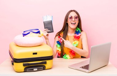 İspanyol güzel kadın heyecanlı ve şaşırmış görünüyor. Turizm ve seyahat kavramı