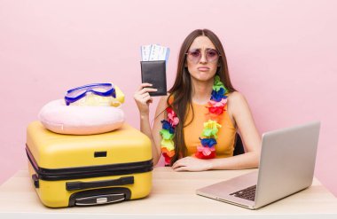 İspanyol güzel bir kadın üzgün ve mızmızlanıyor. Mutsuz bir bakışı var ve ağlıyor. Turizm ve seyahat kavramı