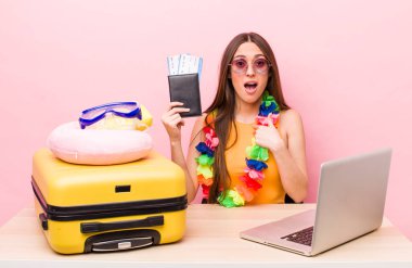 İspanyol güzel kadın şok olmuş ve ağzı açık bir şekilde kendini işaret ederek şaşırmış görünüyor. Turizm ve seyahat kavramı