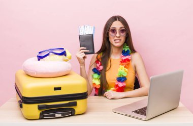 Şaşkın ve şaşkın görünen İspanyol güzel kadın. Turizm ve seyahat kavramı