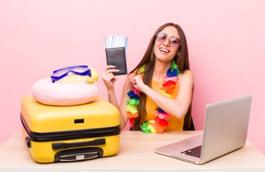 İspanyol güzel kadın kendini mutlu hissediyor ve bir meydan okumayla yüzleşiyor ya da kutluyor. Turizm ve seyahat kavramı