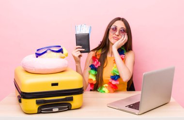 İspanyol güzel kadın bıkkın, yorgun ve uykulu hissediyor. Turizm ve seyahat kavramı