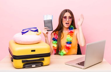 İspanyol güzel kadın ellerini havaya kaldırarak çığlık atıyor. Turizm ve seyahat kavramı