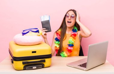 İspanyol güzel kadın mutlu, heyecanlı ve şaşırmış hissediyor. Turizm ve seyahat kavramı