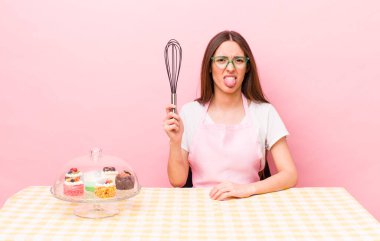 İspanyol güzel kadın iğreniyor, sinirleniyor ve dili dışarı çıkıyor. Ev yapımı kek konsepti