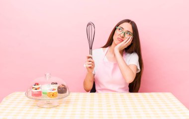 İspanyol güzel kadın bıkkın, yorgun ve uykulu hissediyor. Ev yapımı kek konsepti