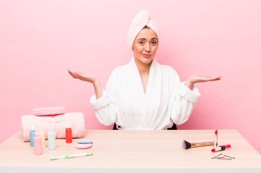 İspanyol güzel kadın şaşkın, şaşkın ve şüpheci hissediyor. uydurma konsepti