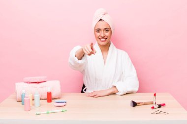 İspanyol asıllı güzel bir kadın kamerayı işaret ederek seni seçiyor. uydurma konsepti