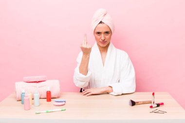 İspanyol güzel kadın kızgın, sinirli, asi ve agresif hissediyor. uydurma konsepti