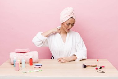 İspanyol güzel kadın stresli, endişeli, yorgun ve hayal kırıklığına uğramış hissediyor. uydurma konsepti