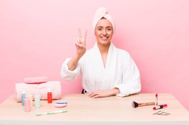 İspanyol güzel kadın gülümsüyor ve arkadaş canlısı görünüyor, ikinciyi gösteriyor. uydurma konsepti