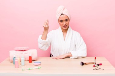 İspanyol güzel kadın kapiş ya da para hareketi yapıp sana ödemeni söylüyor. uydurma konsepti