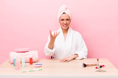 İspanyol güzel kadın sinirli, sinirli ve hayal kırıklığına uğramış görünüyor. uydurma konsepti