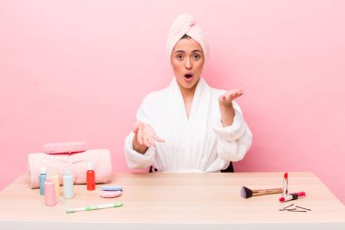 İspanyol güzel kadın inanılmaz bir sürprizle şaşkın, şaşkın ve şaşkın. uydurma konsepti