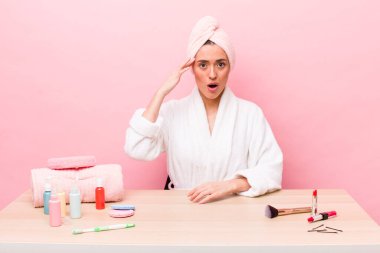 İspanyol güzel kadın şaşırmış görünüyor, yeni bir düşünce, fikir ya da konsept fark ediyor. uydurma konsepti