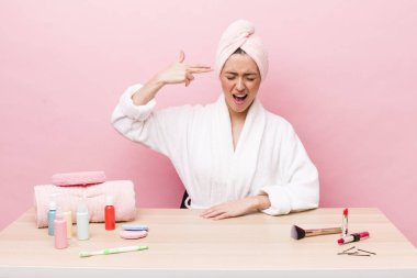 İspanyol güzel kadın mutsuz ve stresli görünüyor, intihar jesti silah işareti yapıyor. uydurma konsepti