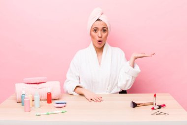 İspanyol güzel kadın şaşırmış ve şok olmuş görünüyor. Çenesi düşmüş ve elinde bir nesne var. uydurma konsepti