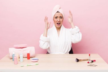 İspanyol güzel kadın ellerini havaya kaldırarak çığlık atıyor. uydurma konsepti