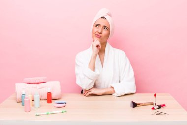 Hispanik güzel kadın düşünüyor, kuşkulu ve şaşkın hissediyor. uydurma konsepti