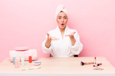 İspanyol güzel kadın son derece şaşırmış ve şok olmuş hissediyor. uydurma konsepti