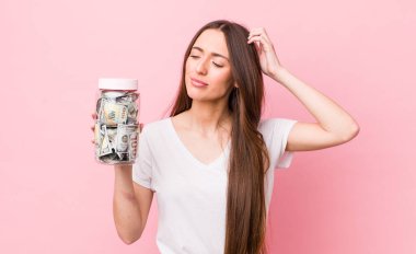 İspanyol güzel kadın şaşkın ve kafası karışık, kaşınan bir kafa hissediyor. kaydetme kavramı